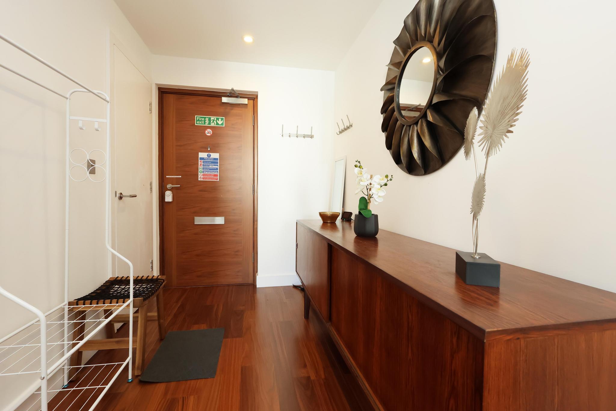 Central Apt-Parking-2Bed-2Bath-By FabAccommodation6