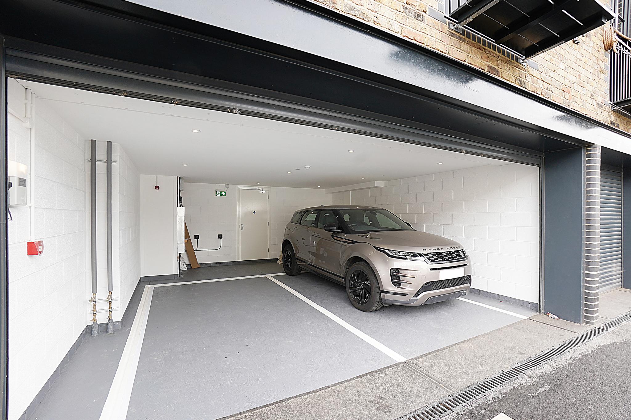 3BR Apt w/ Ensuite + Parking6