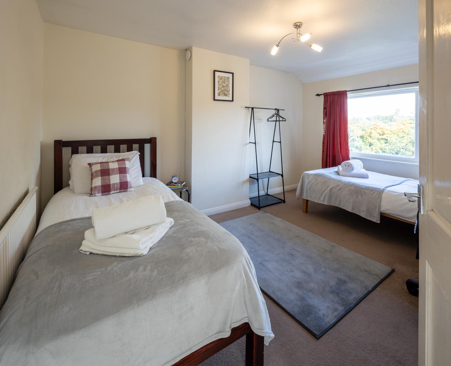 Business & Group Stays-3 Bed Home-Parking & Garden5