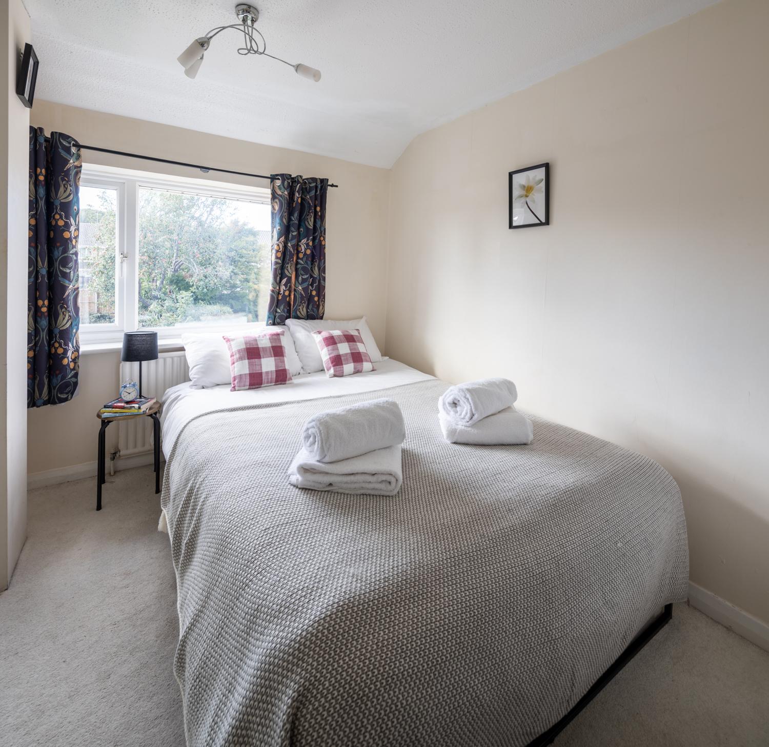 Business & Group Stays-3 Bed Home-Parking & Garden