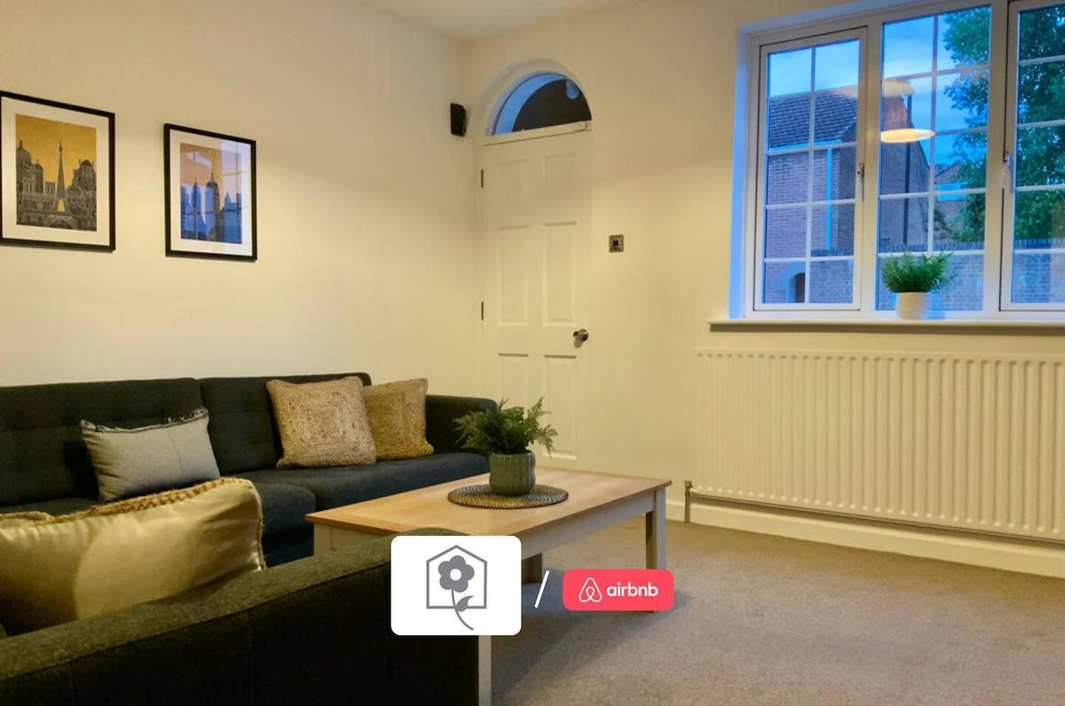 AwayOnBusiness | Character Cosy Town House