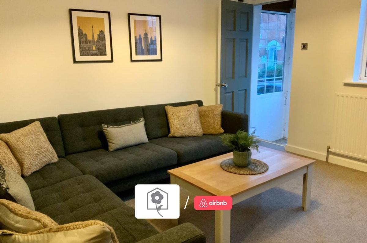 AwayOnBusiness | Character Cosy Town House2