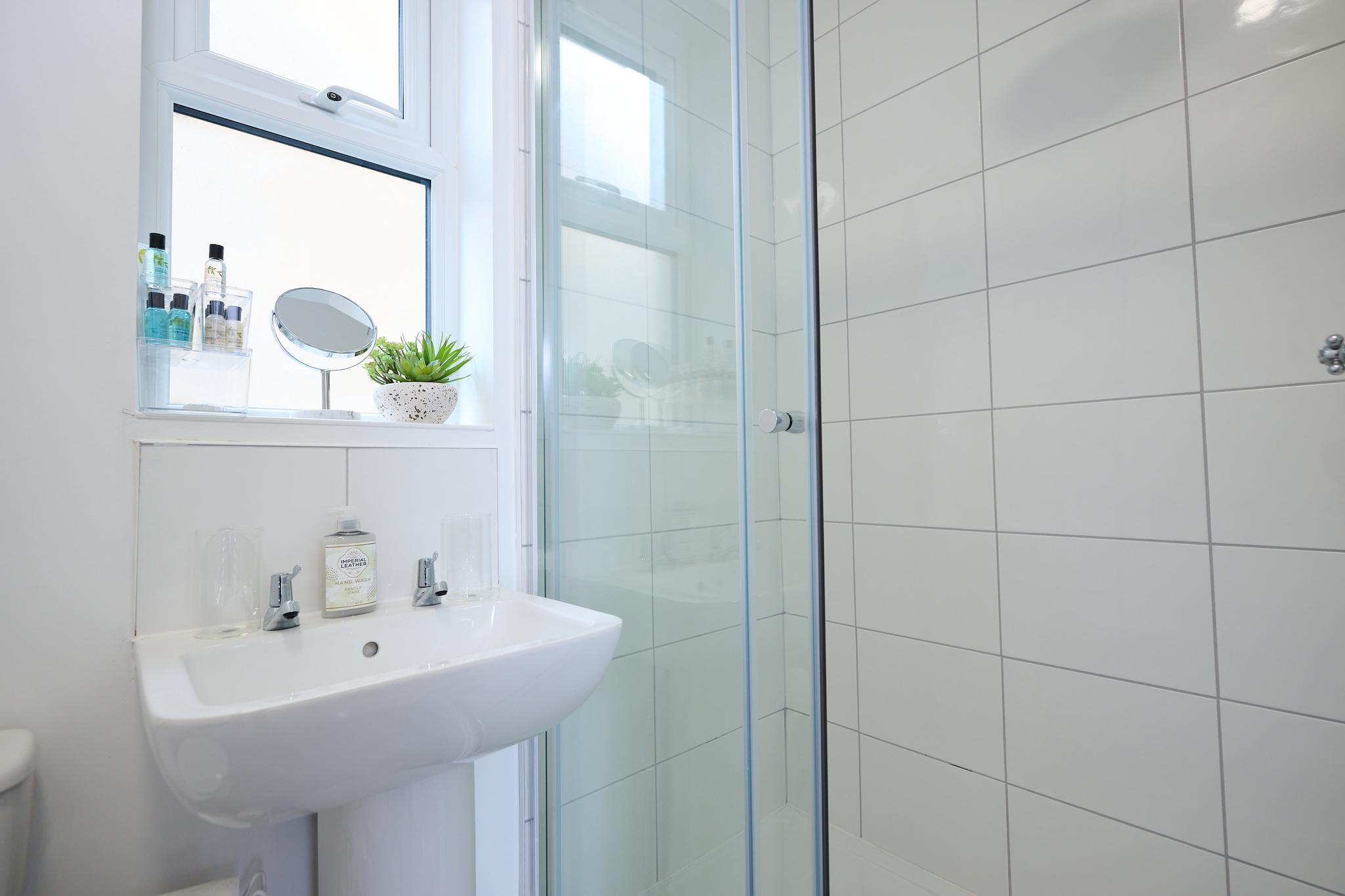 Warm, Bright & Practical: Central Bedford 2BR Flat5