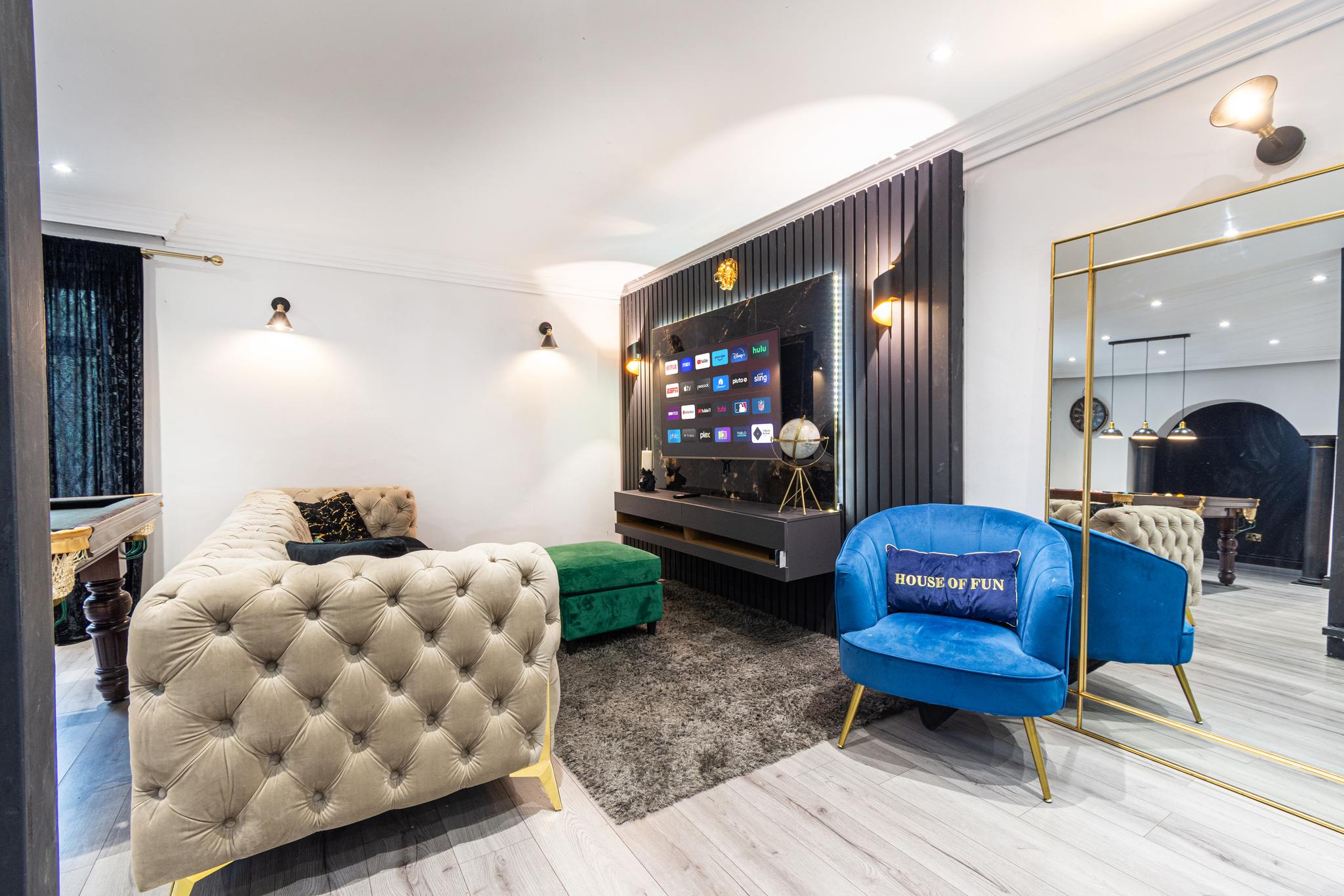 Slough Fun Home w/ Hot tub, Cine, Garden & Parking