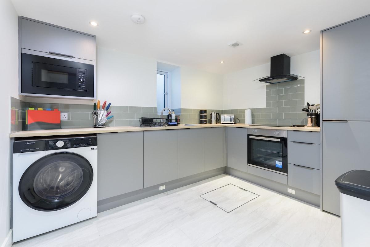 Large 4-Bedroom House in Banbury3