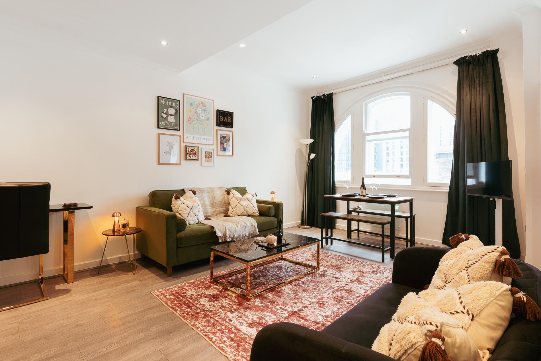 Central & Chic Flat-Sleeps 4-By FabAccommodation