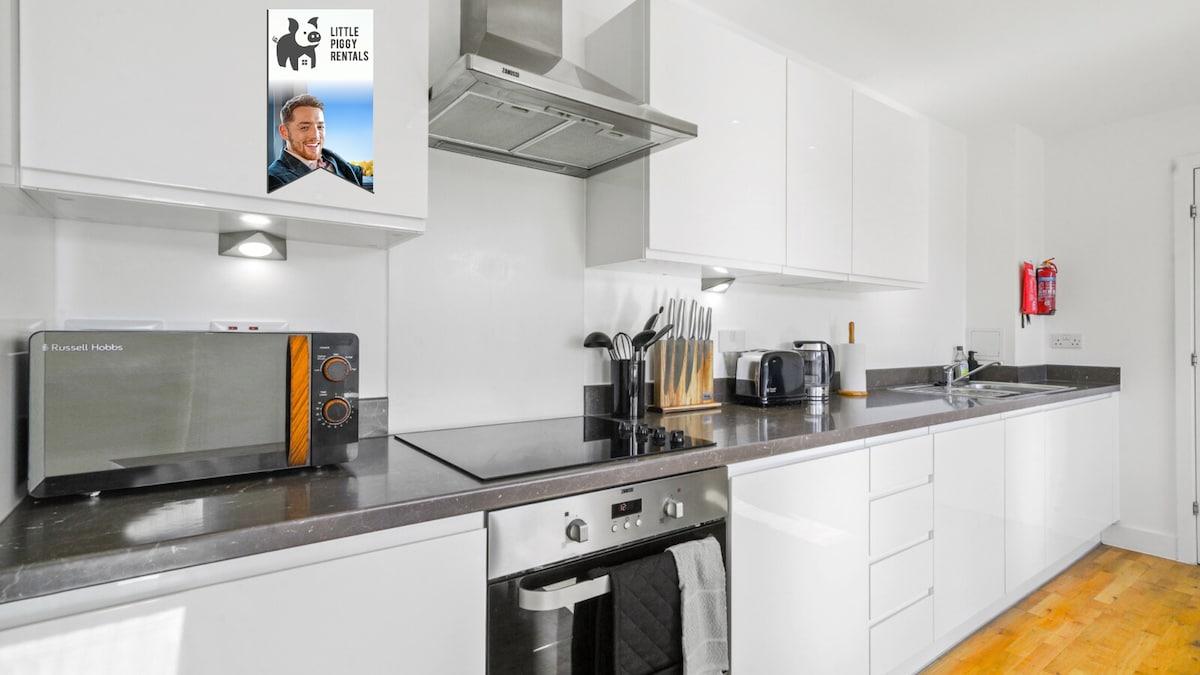 Luxury Penthouse with Balcony & 4K TV & Soundbar4