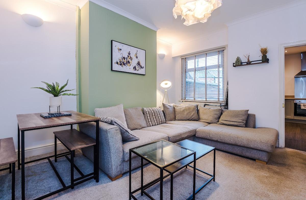 Walkden, Worsley 4 Bedroom House w/ Free Parking3