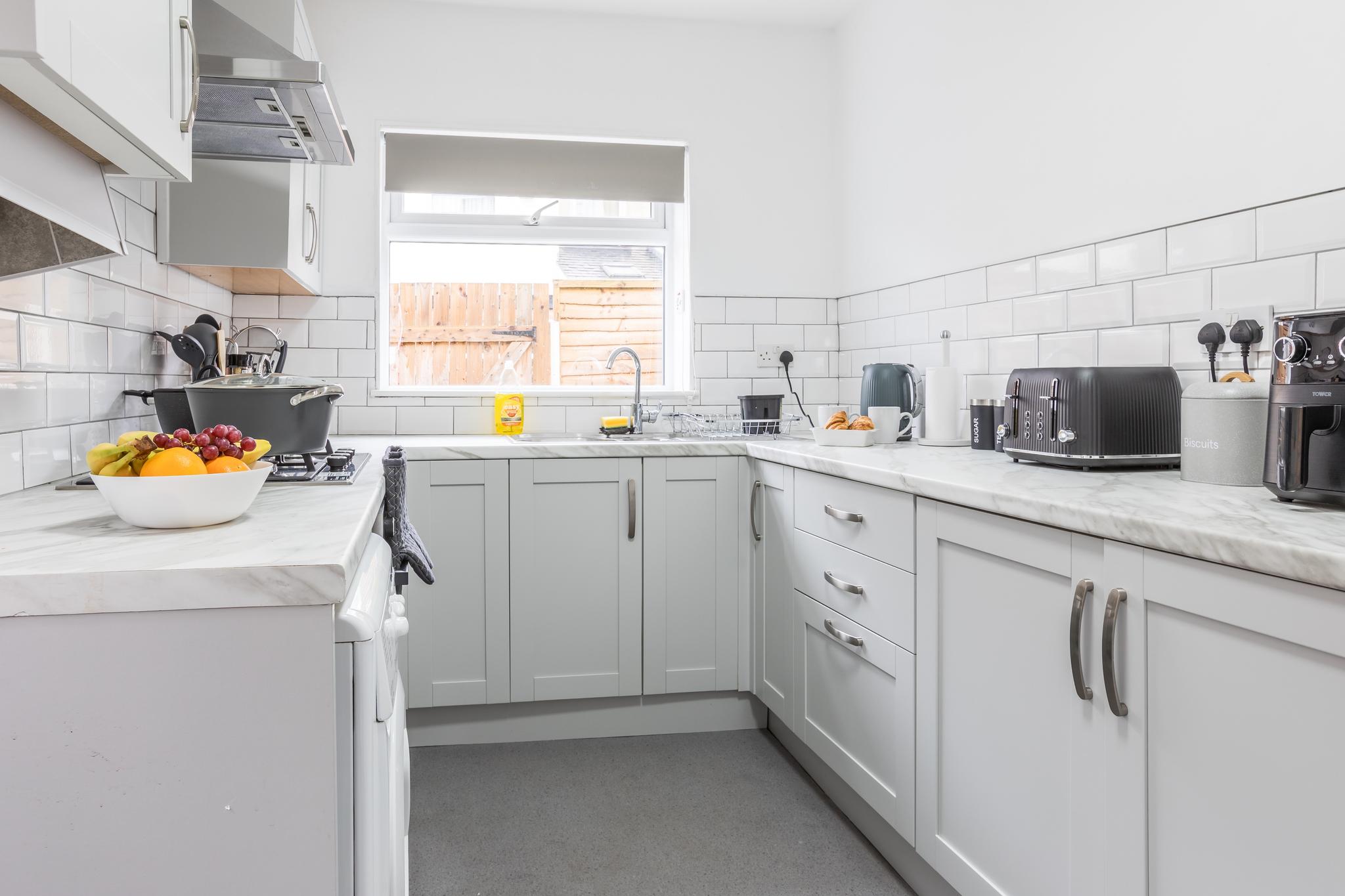 Modern 3BD House Manchester - Free Parking & WiFi4