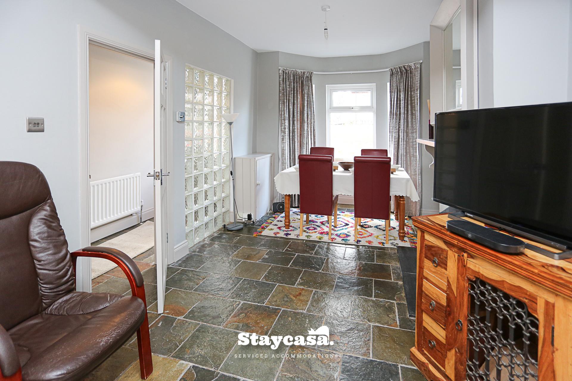 Gateway Abode Near City Centre w. Street Parking6