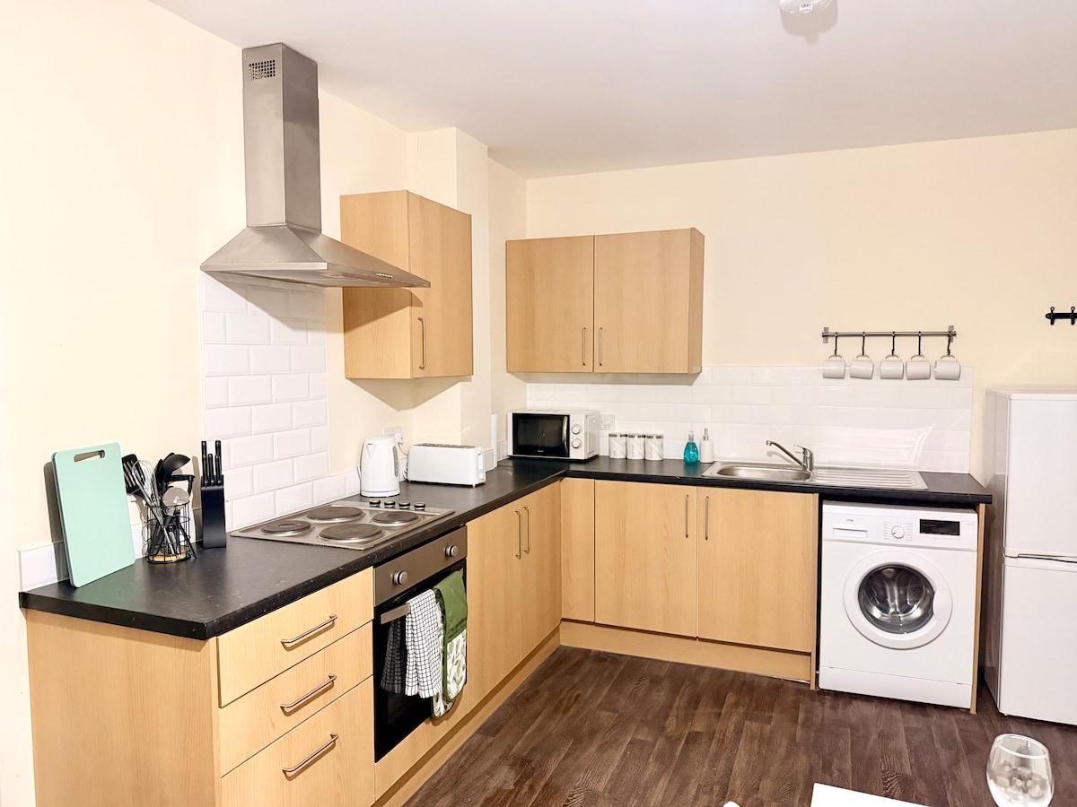 Central Huddersfield 3BR Apartment 3 Bath Parking4