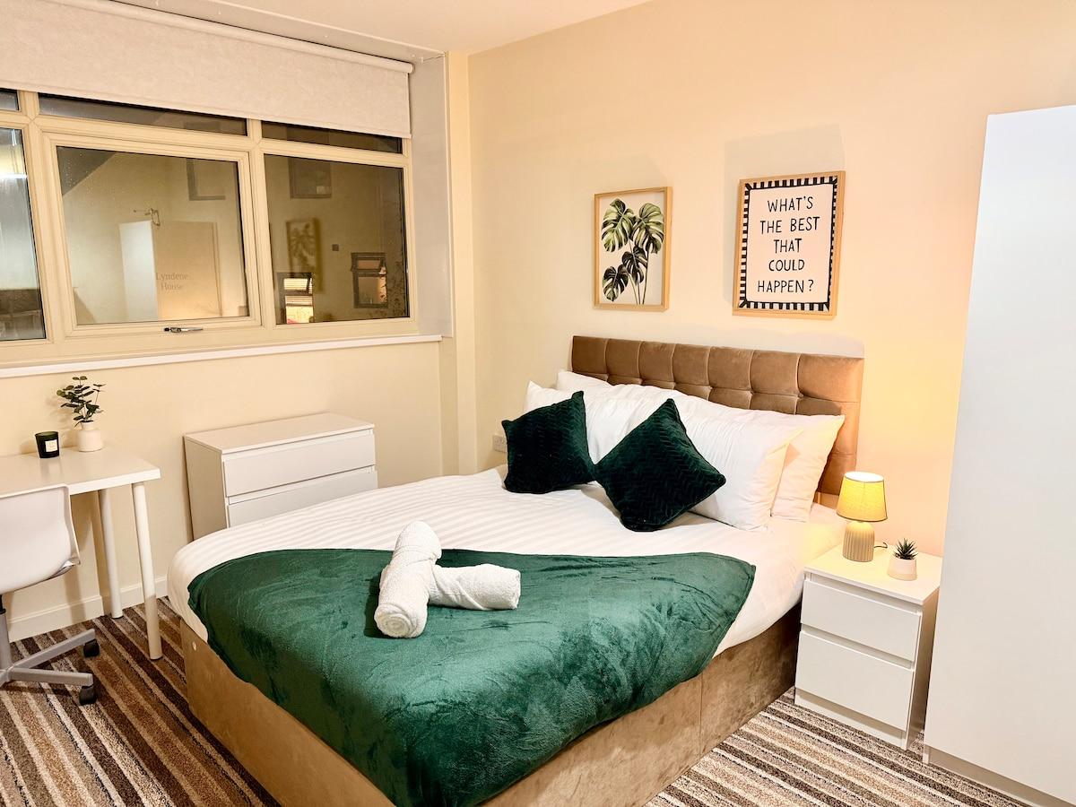 Central Huddersfield 3BR Apartment 3 Bath Parking