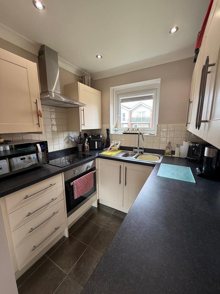 Lovely 3 Bedroom holiday Home Next to the Sea5
