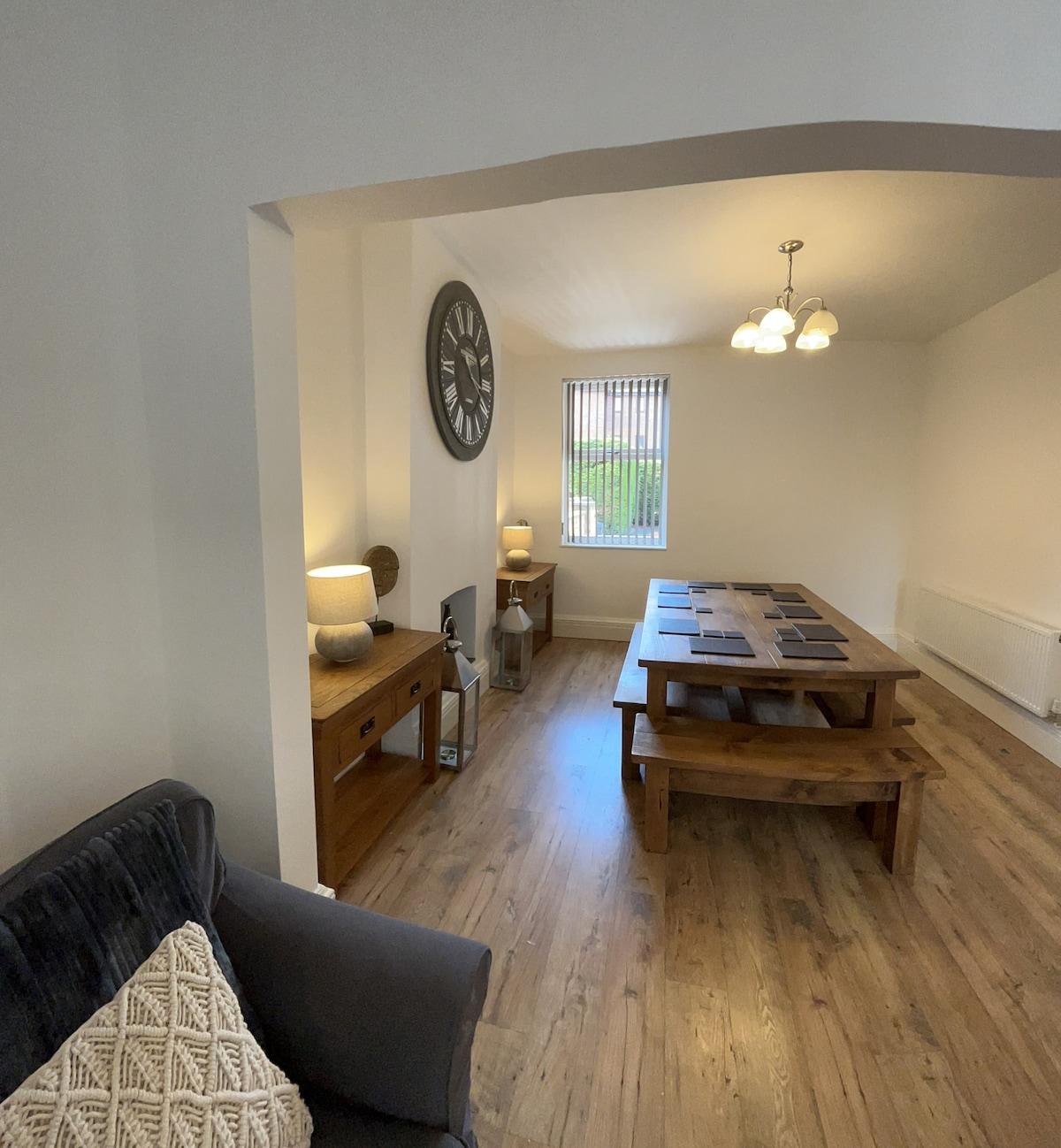 Beautiful 4BR Home near Chester Racecourse4