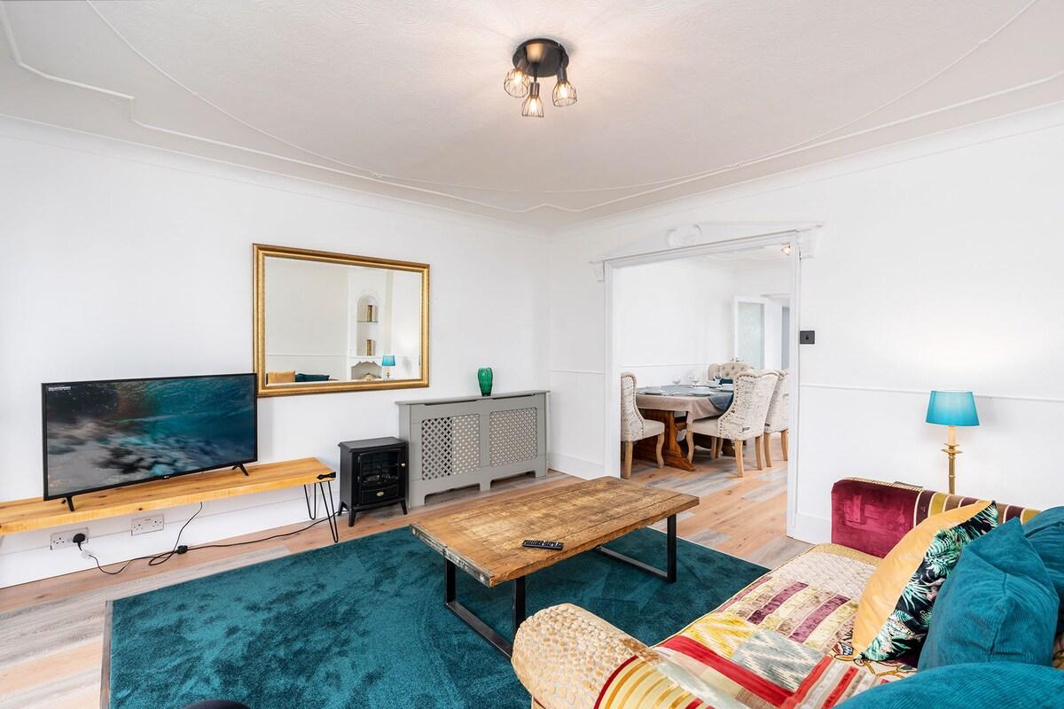 3 BR Chic Home with Balcony & Free Parking!6
