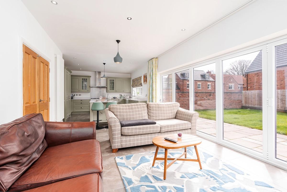 Beautiful Big Family Home: Sleeps 10, Park 3 Cars!