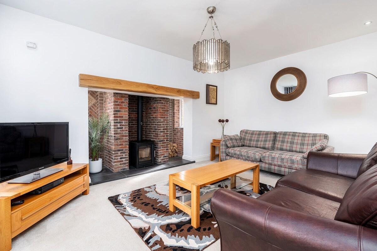 Beautiful Big Family Home: Sleeps 10, Park 3 Cars!2