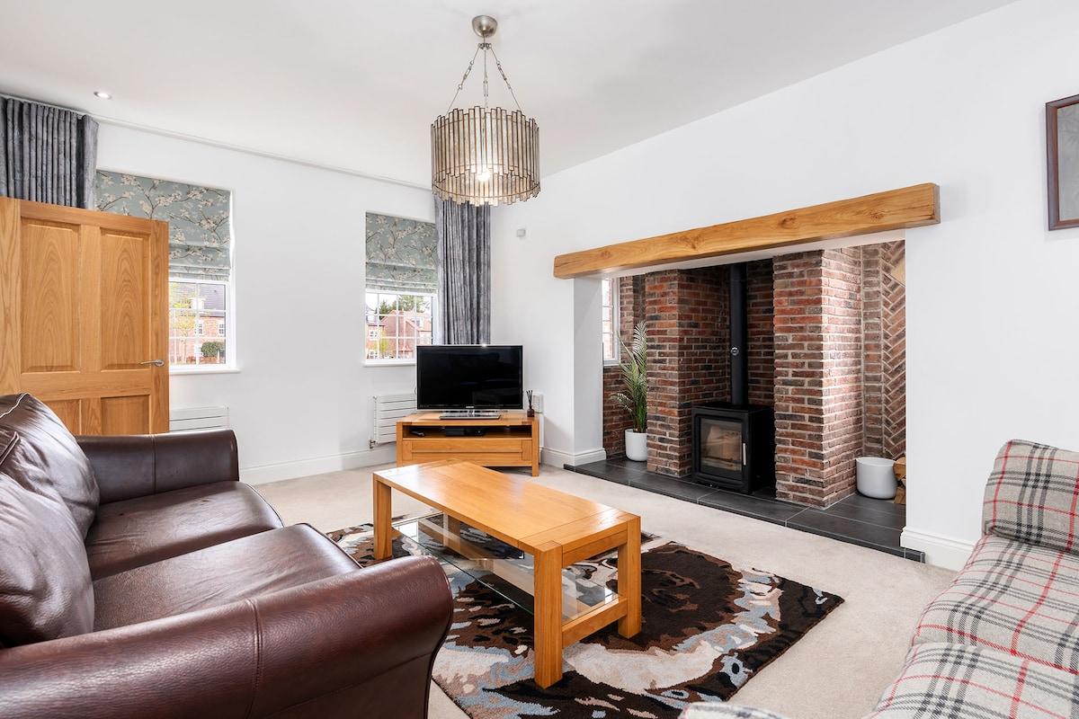 Beautiful Big Family Home: Sleeps 10, Park 3 Cars!3