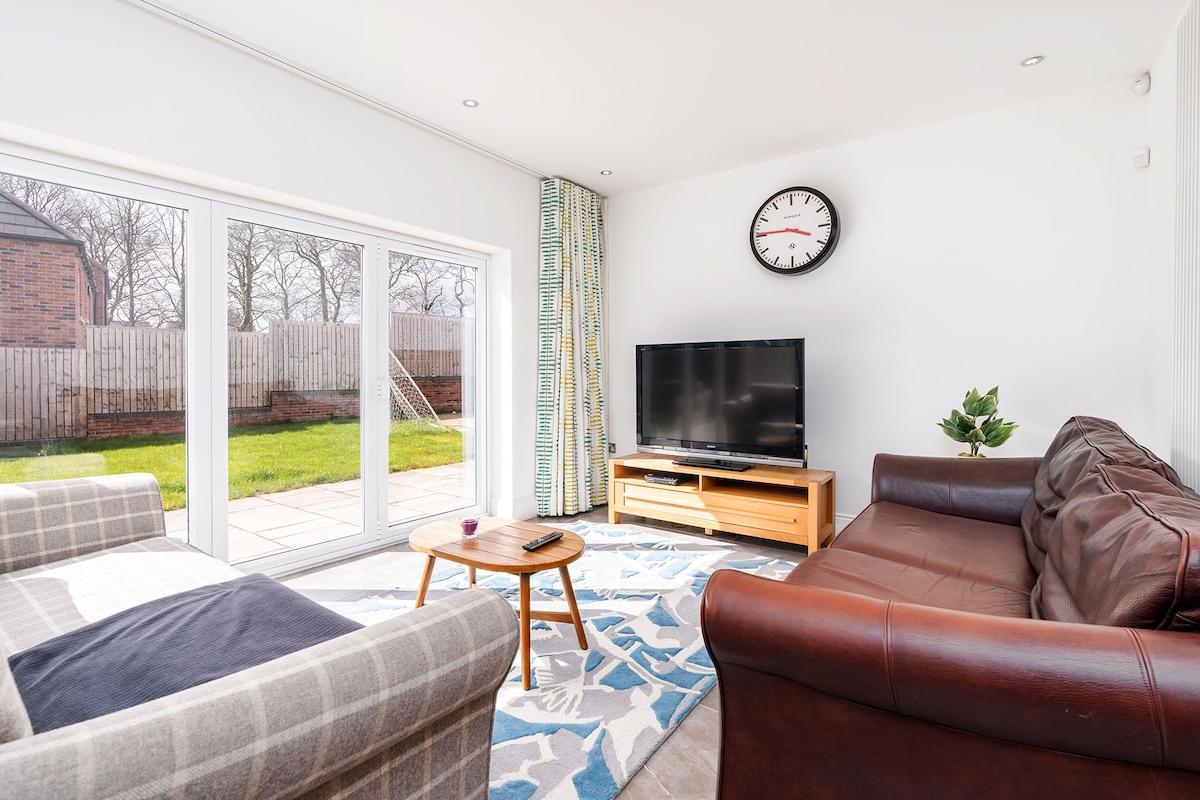 Beautiful Big Family Home: Sleeps 10, Park 3 Cars!4