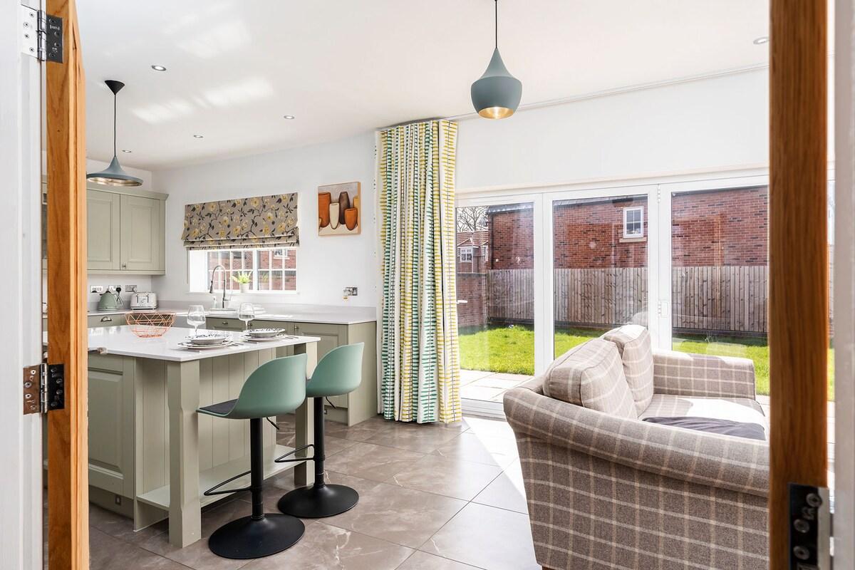 Beautiful Big Family Home: Sleeps 10, Park 3 Cars!5