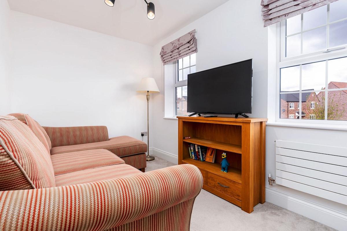 Beautiful Big Family Home: Sleeps 10, Park 3 Cars!6