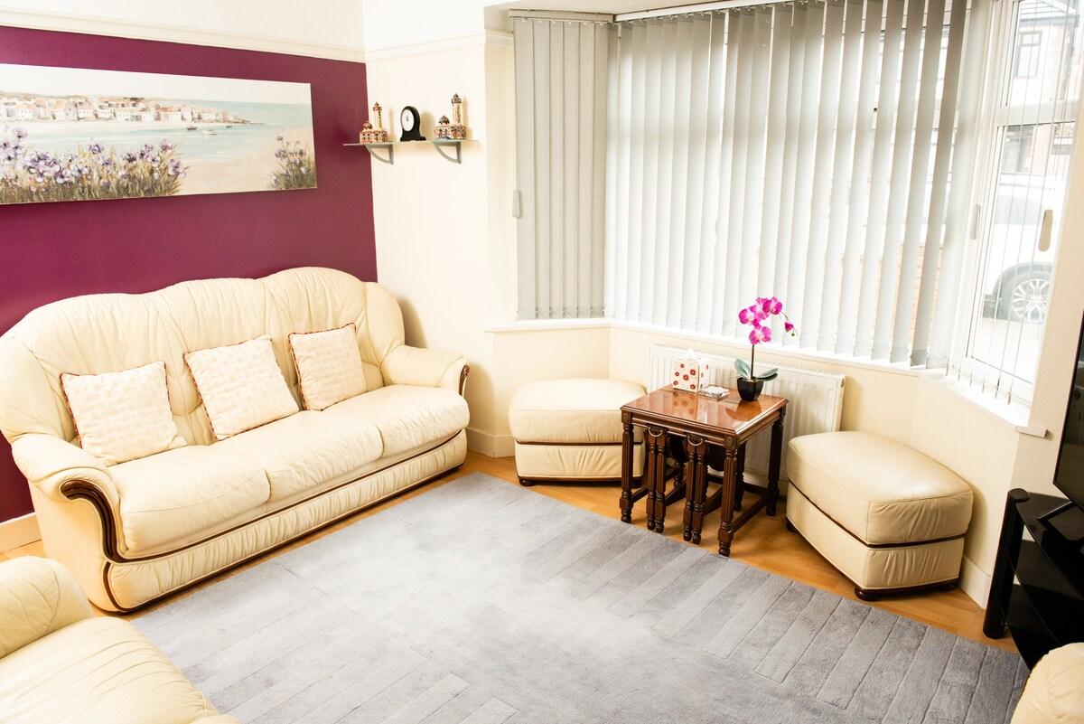 Stylish Retreat: 3BR Bungalow in Central Leicester2