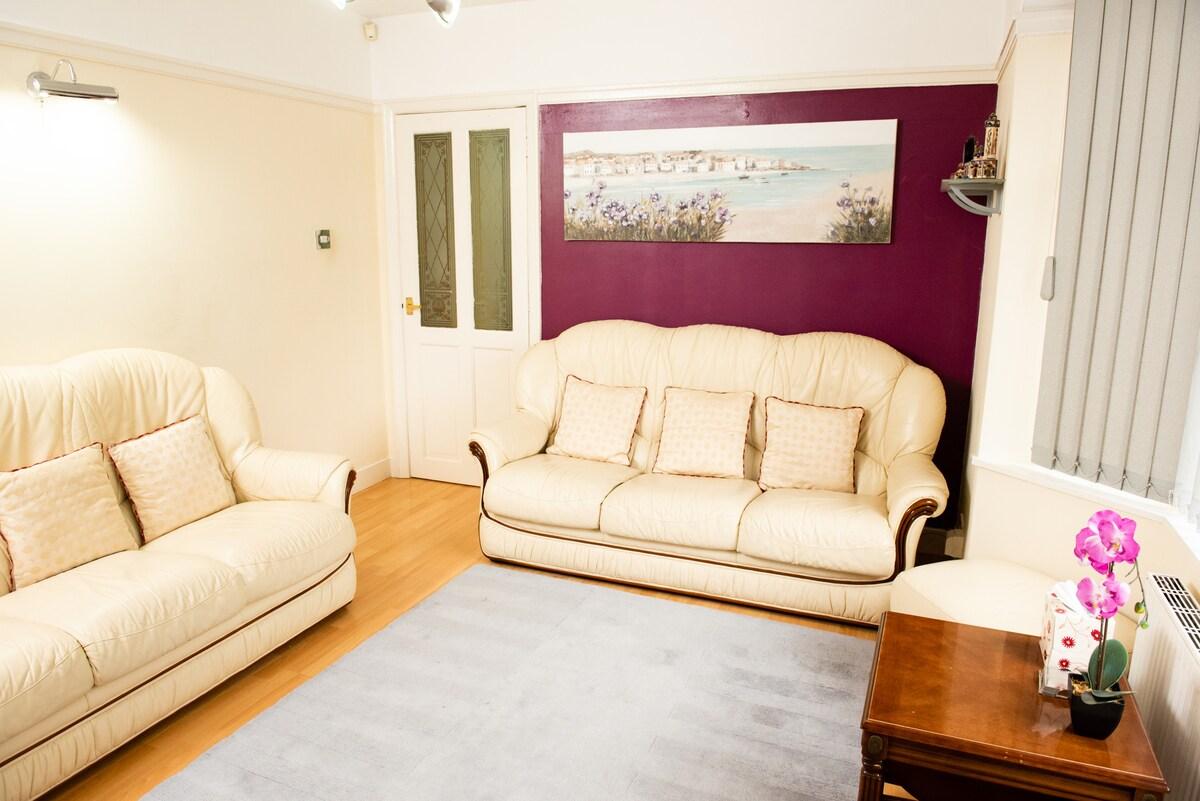 Stylish Retreat: 3BR Bungalow in Central Leicester3