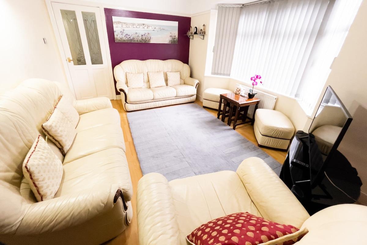 Stylish Retreat: 3BR Bungalow in Central Leicester4