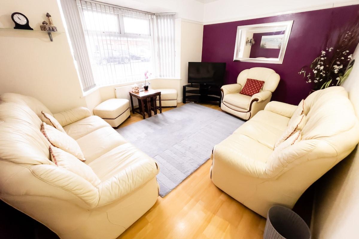 Stylish Retreat: 3BR Bungalow in Central Leicester5
