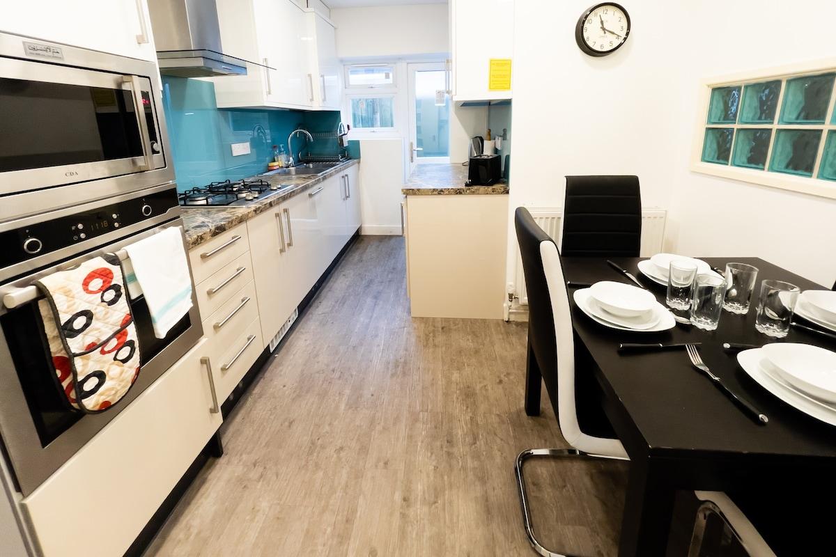 Stylish Retreat: 3BR Bungalow in Central Leicester6