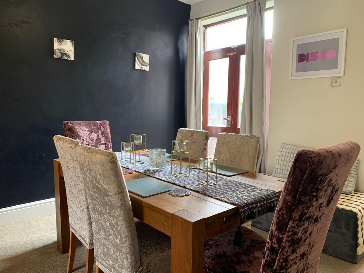 Beautifully Styled 2BR Home with Garden3