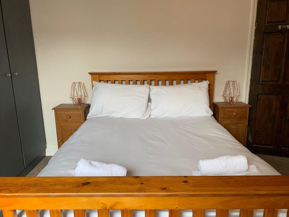 Beautifully Styled 2BR Home with Garden2