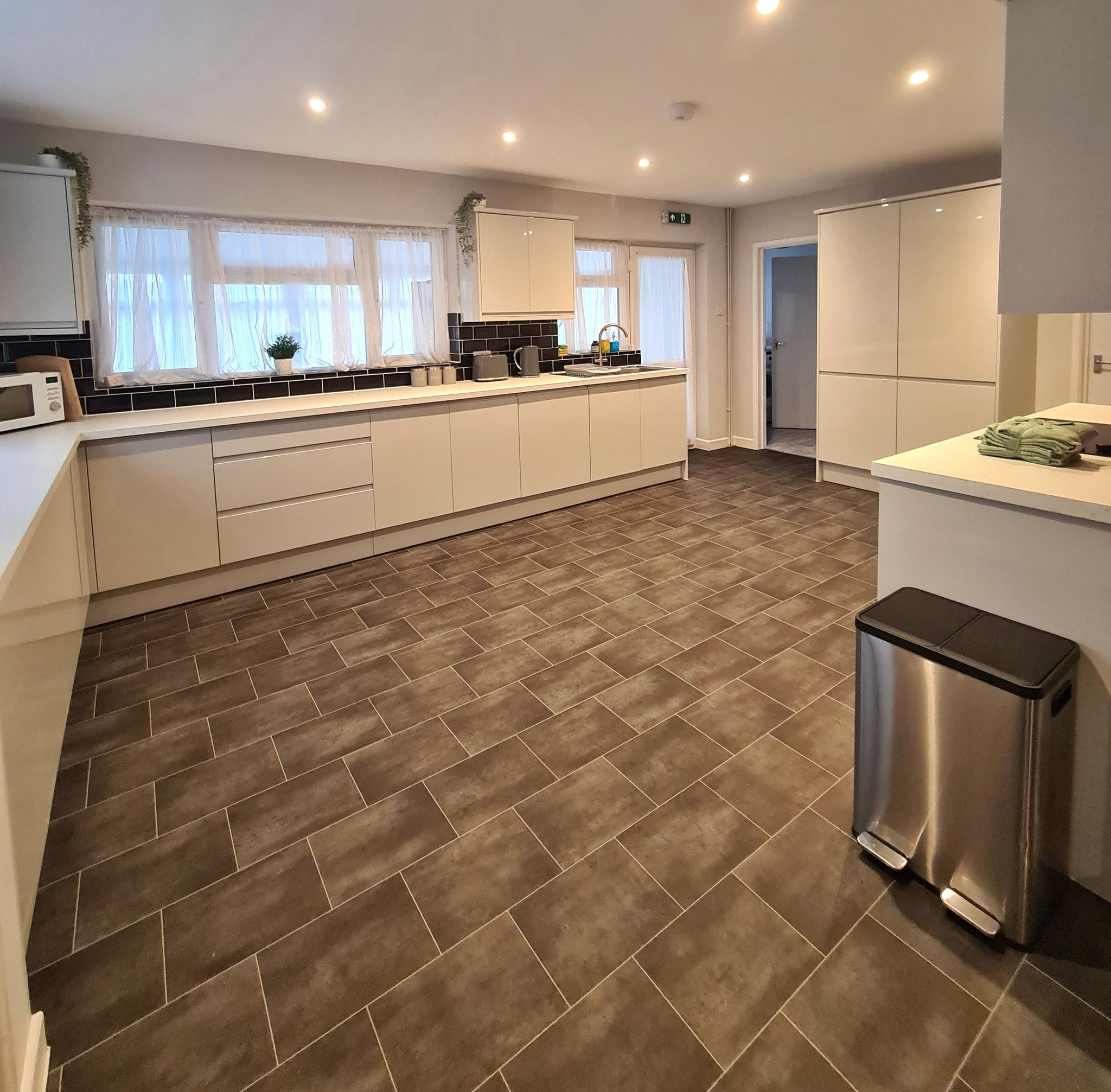 Spacious 6 BR - Sleeps 6-12 - Free Parking4