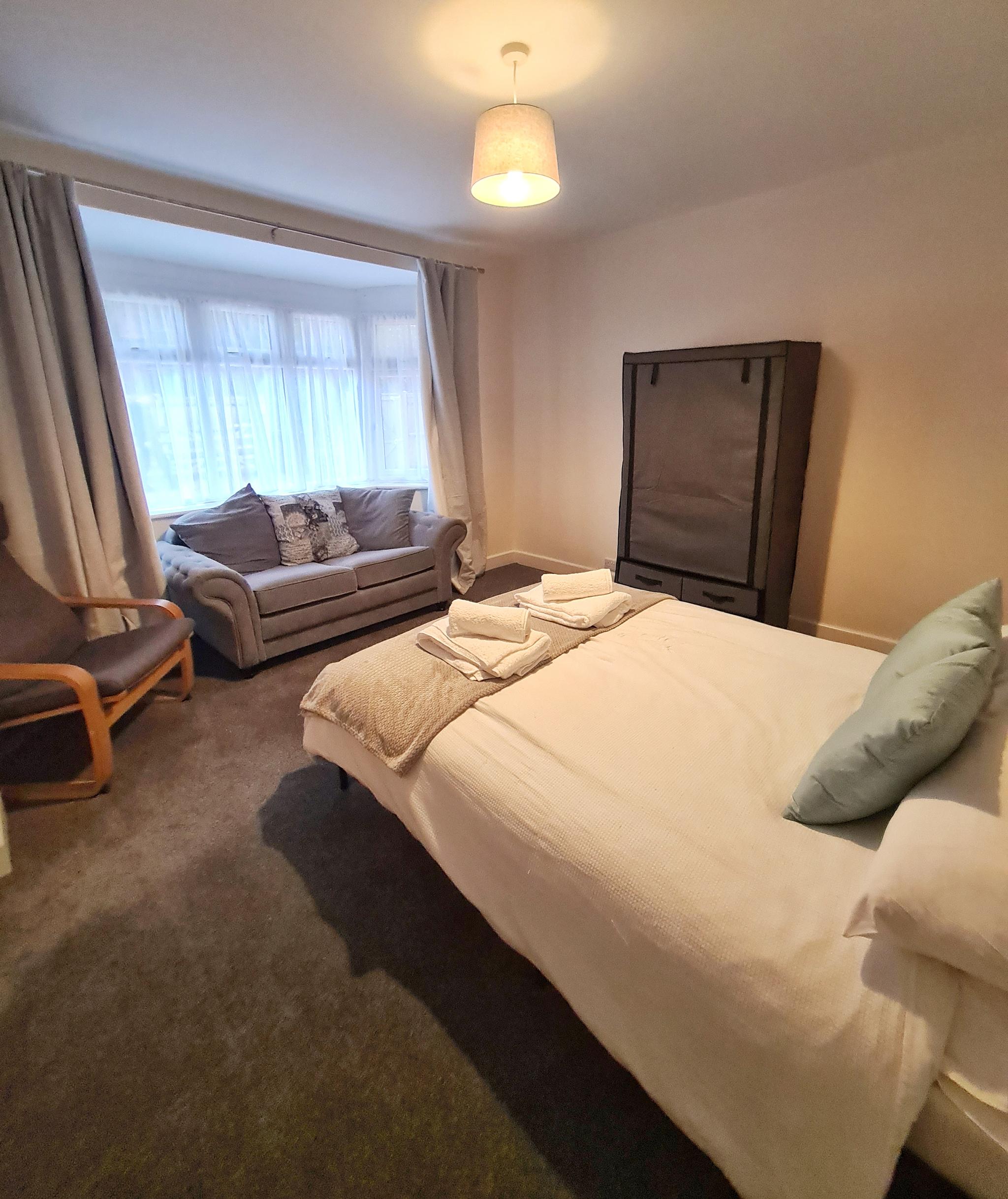 Spacious 6 BR - Sleeps 6-12 - Free Parking3