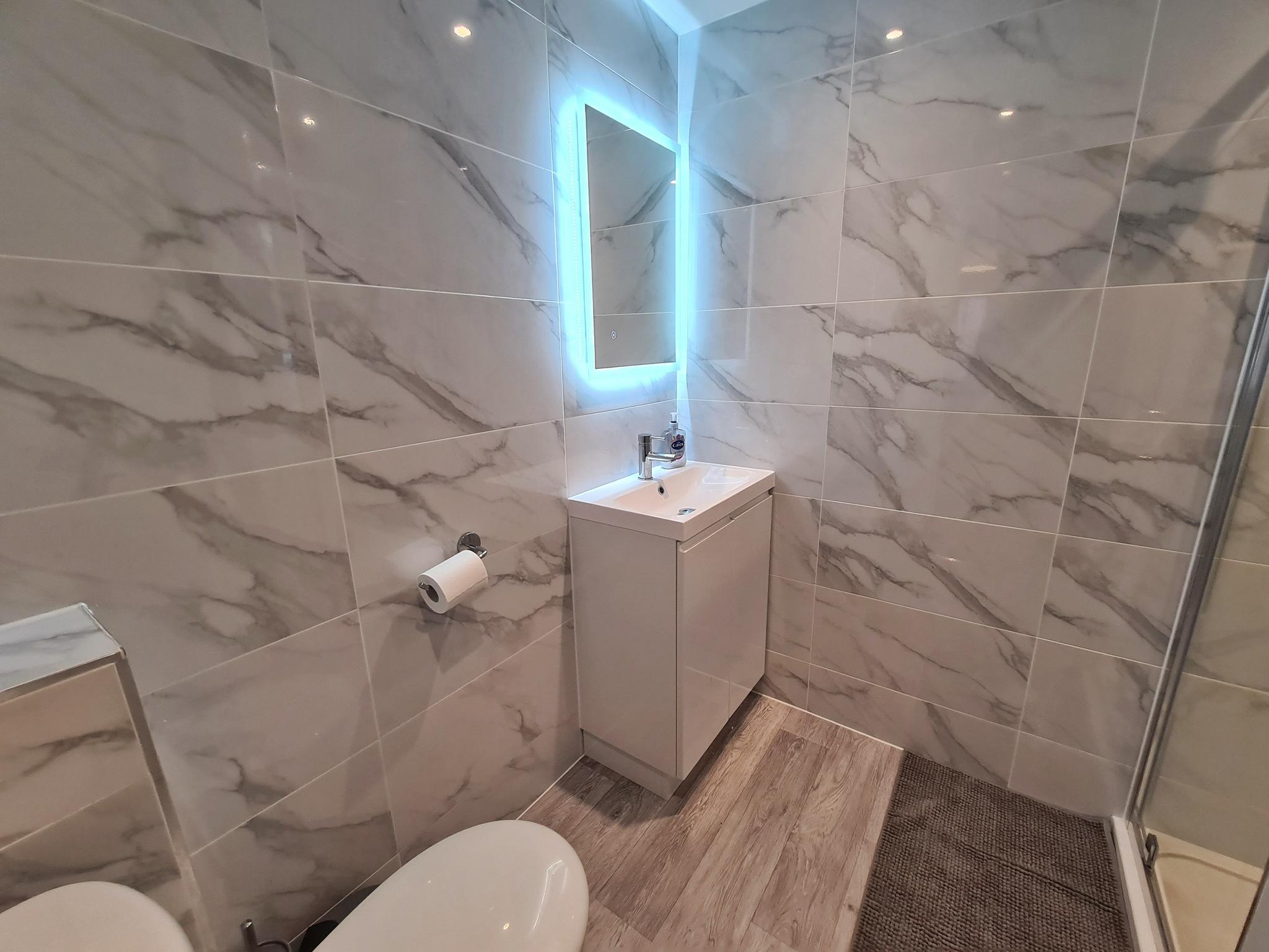 Spacious 6 BR - Sleeps 6-12 - Free Parking6