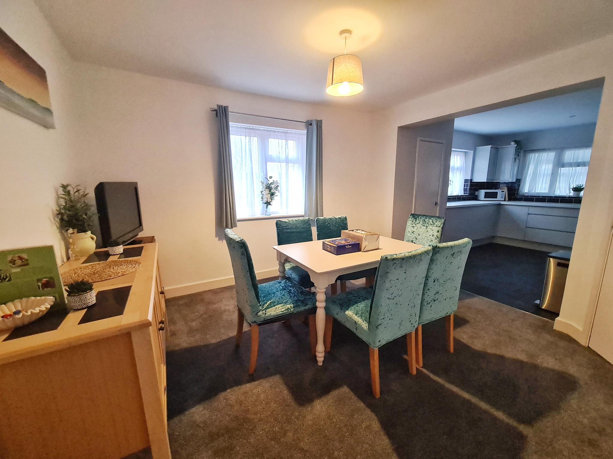 Spacious 6 BR - Sleeps 6-12 - Free Parking5