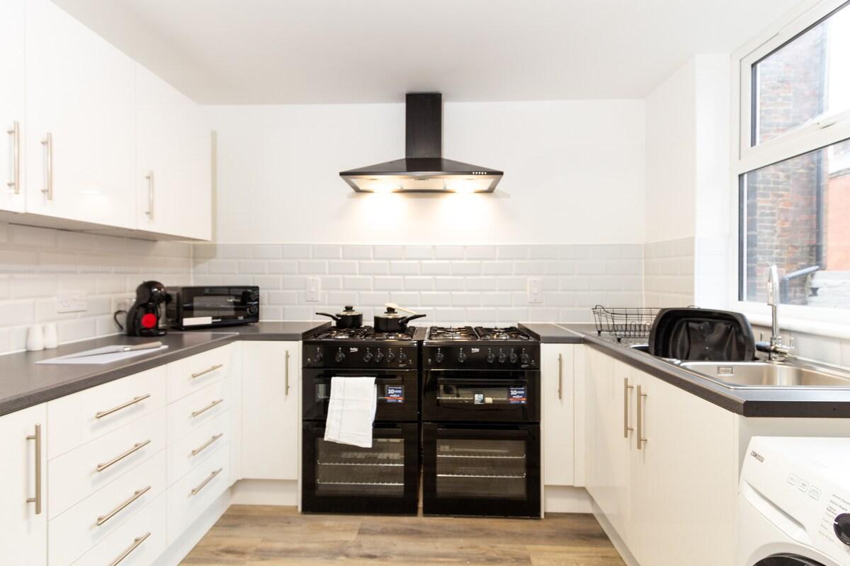 Cosy Large Ensuite Room in the Heart of Oldham3