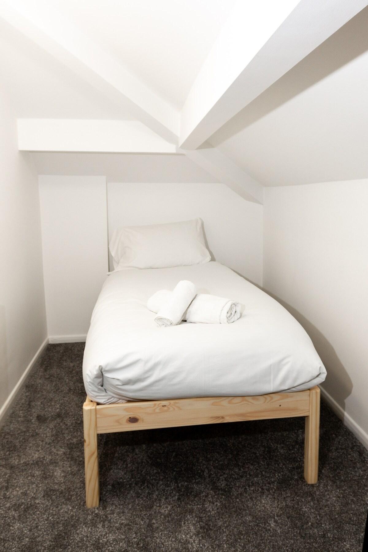 Cosy Large Ensuite Room in the Heart of Oldham6