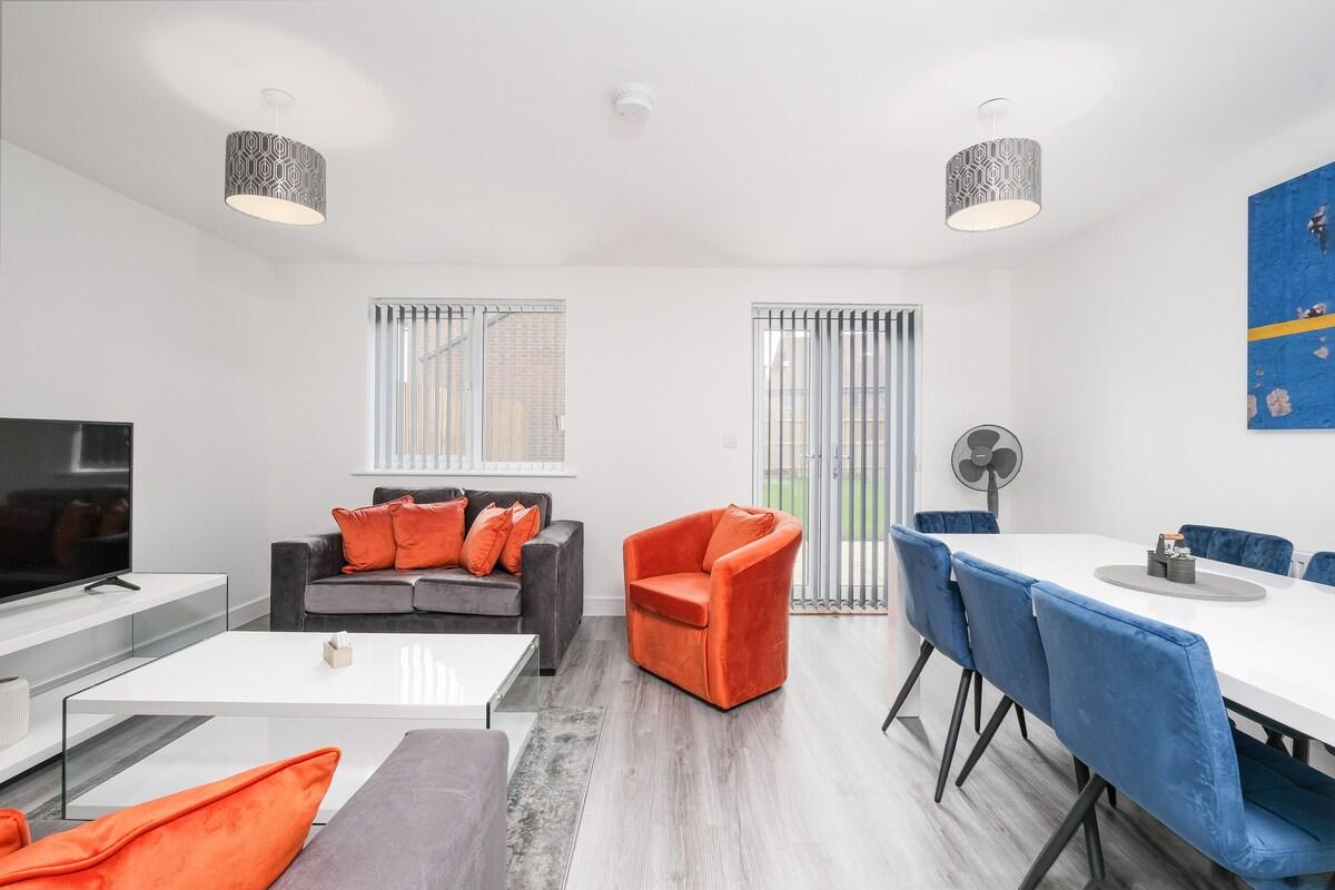 Modern 5 Bedroom 3 Bathroom Serviced House