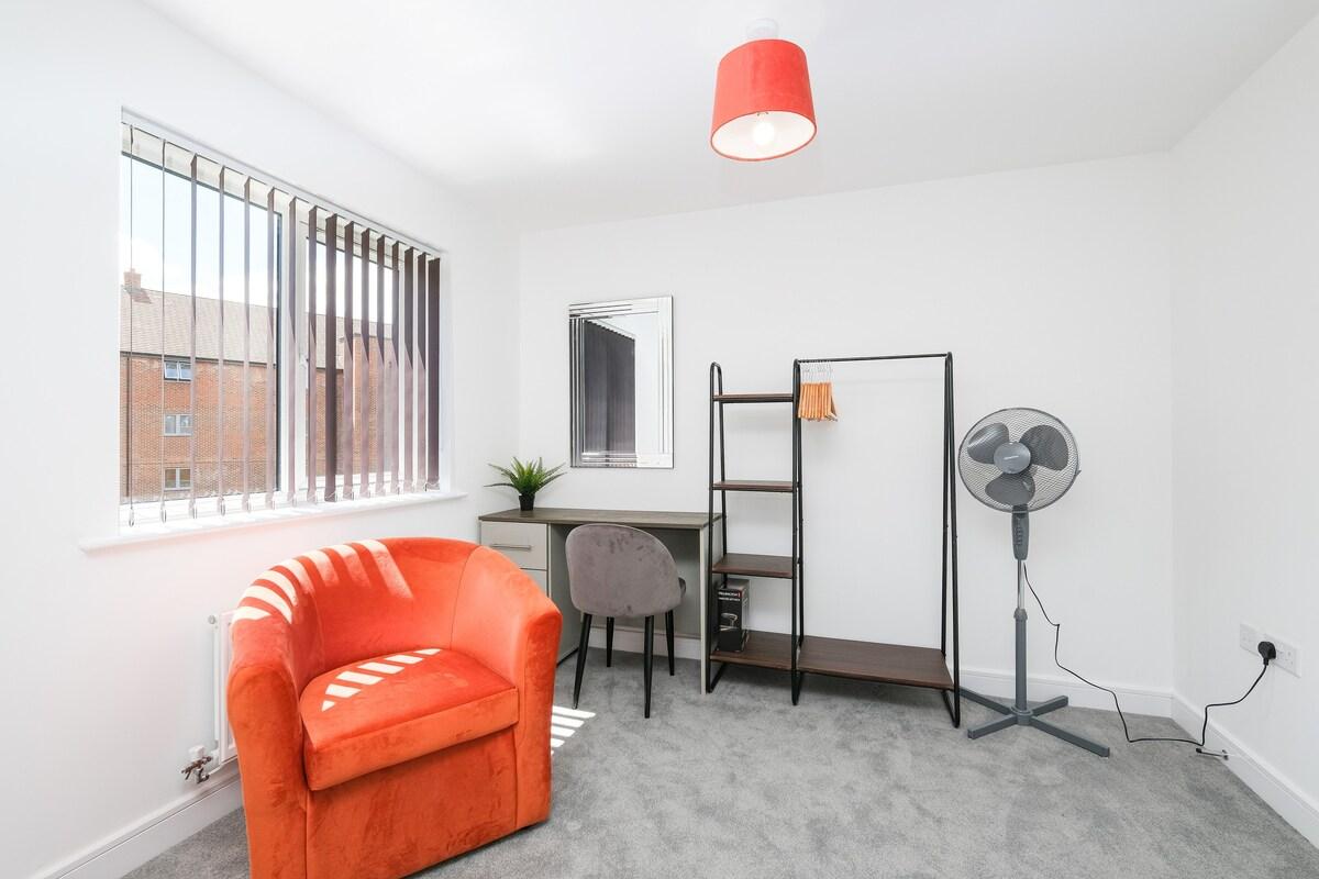 Modern 5 Bedroom 3 Bathroom Serviced House2