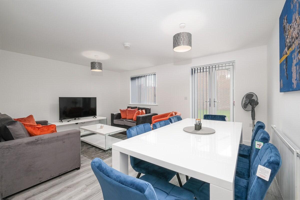 Modern 5 Bedroom 3 Bathroom Serviced House4