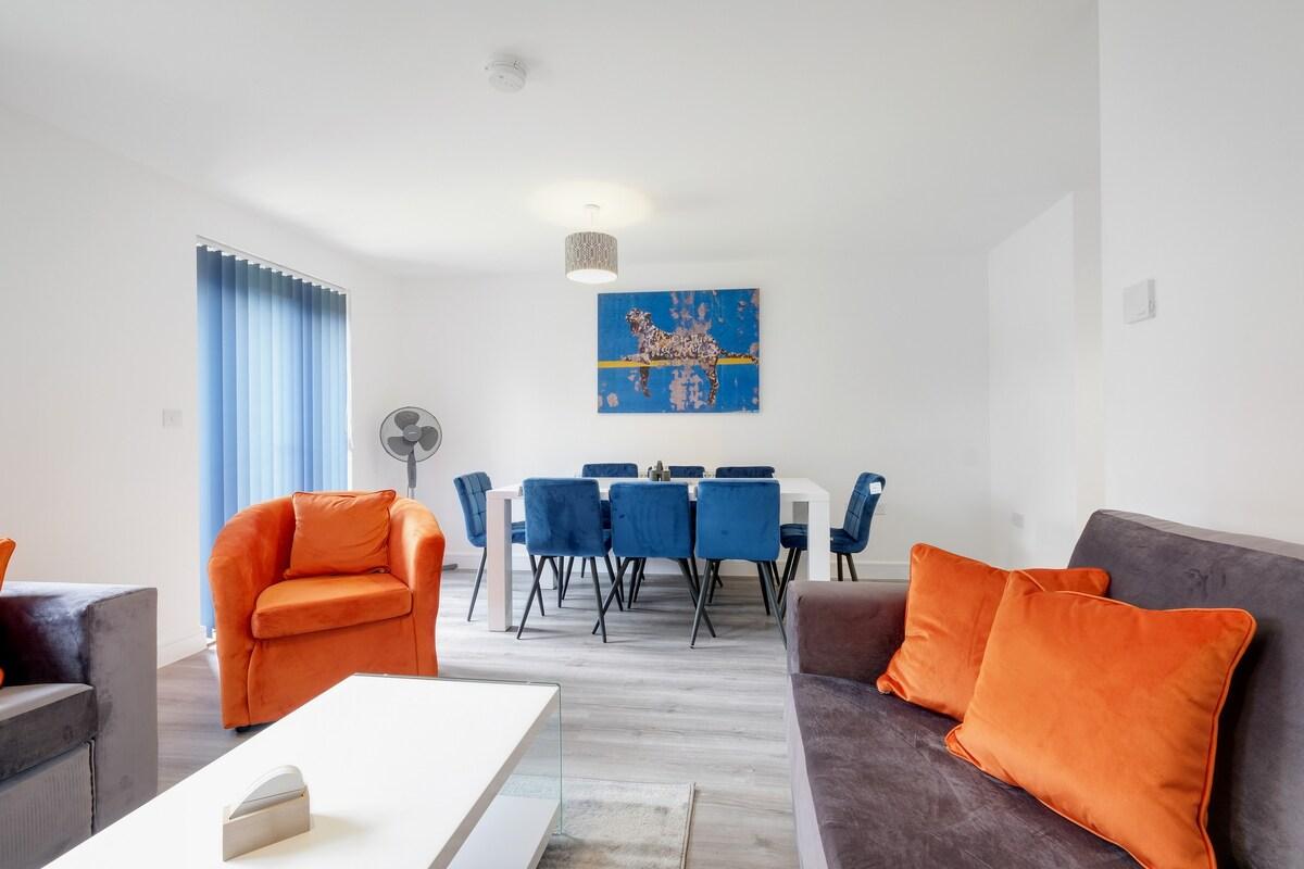Modern 5 Bedroom 3 Bathroom Serviced House5