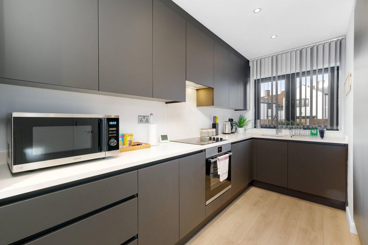 Spacious 4-Bed Home 01 w/ Parking in Farnham Royal5
