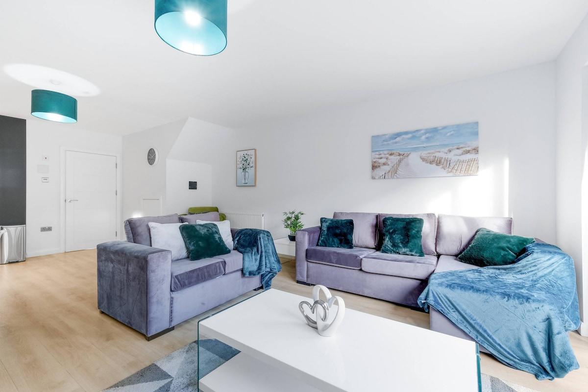 Spacious 4-Bed Home 03 w/ Parking in Farnham Royal1