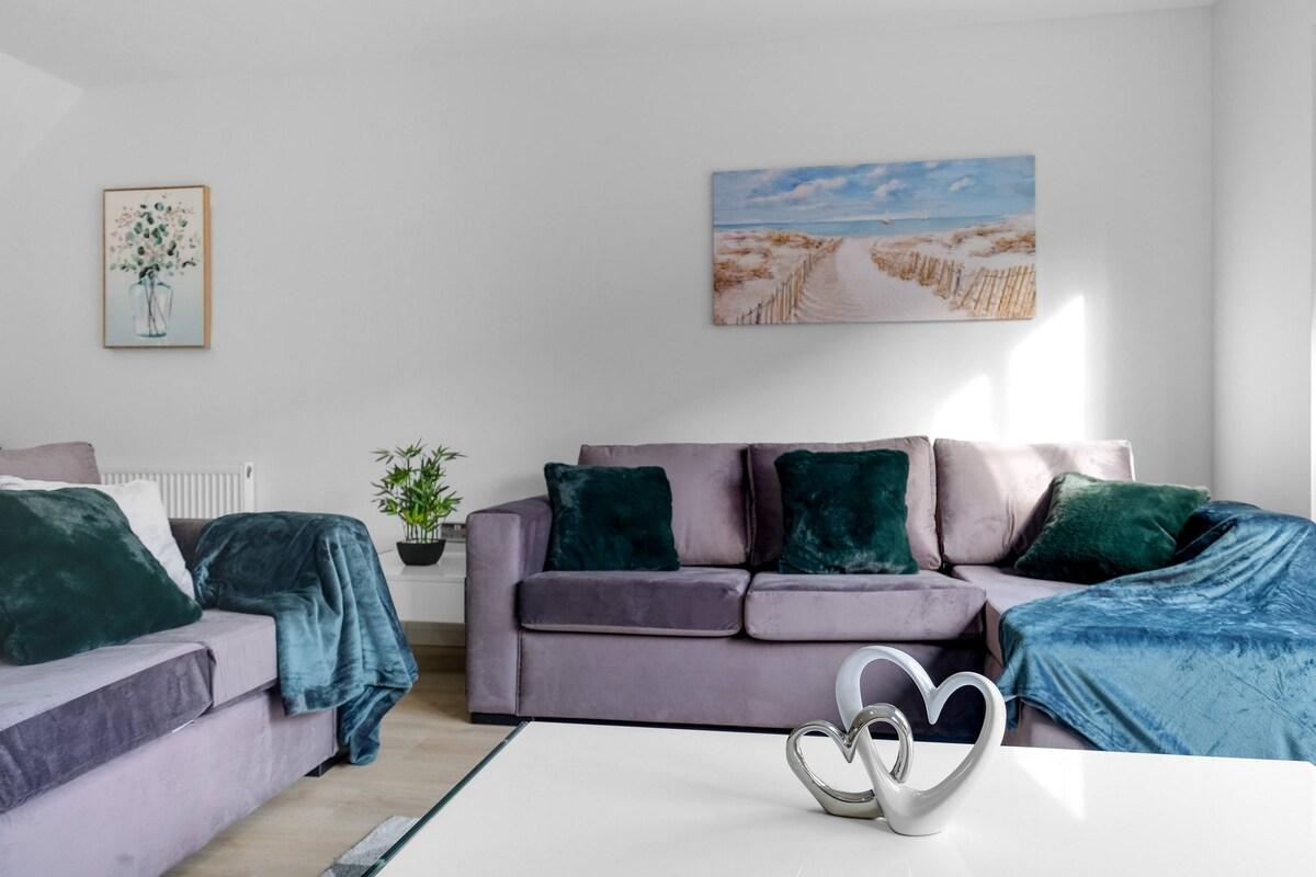 Spacious 4-Bed Home 03 w/ Parking in Farnham Royal4