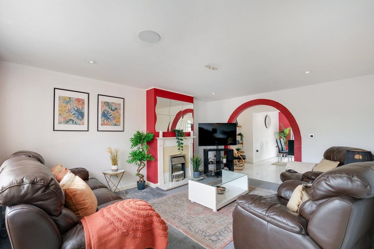 Elegant 5BR Home with Free EV Charger, Garden