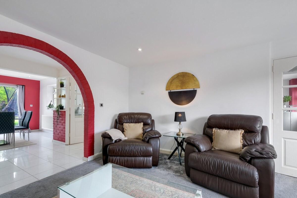 Elegant 5BR Home with Free EV Charger, Garden2