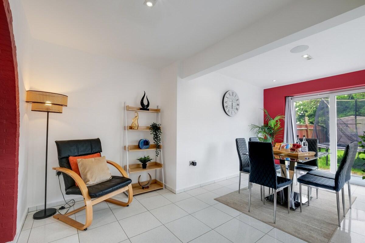Elegant 5BR Home with Free EV Charger, Garden3