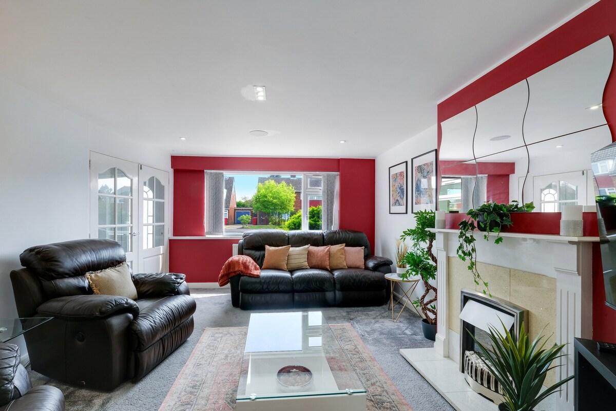 Elegant 5BR Home with Free EV Charger, Garden4