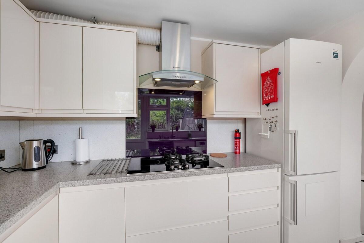 Elegant 5BR Home with Free EV Charger, Garden5